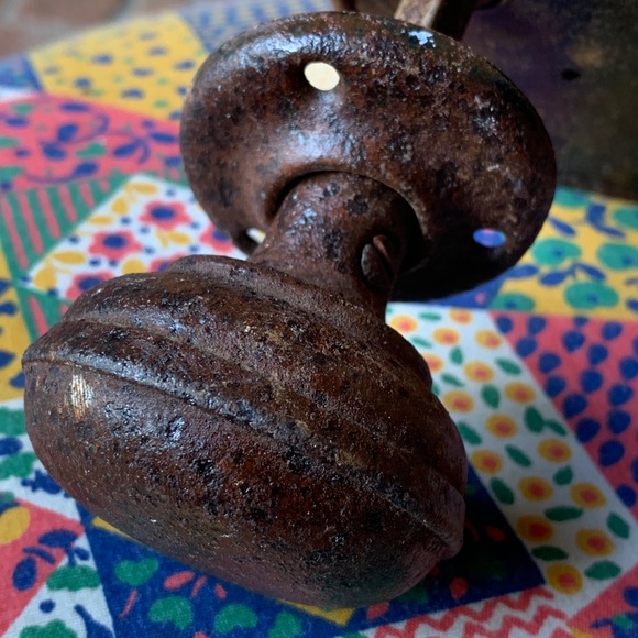 ANTIQUE DOOR KNOBS WITH CAST IRON LOCK - Picture 4 of 8